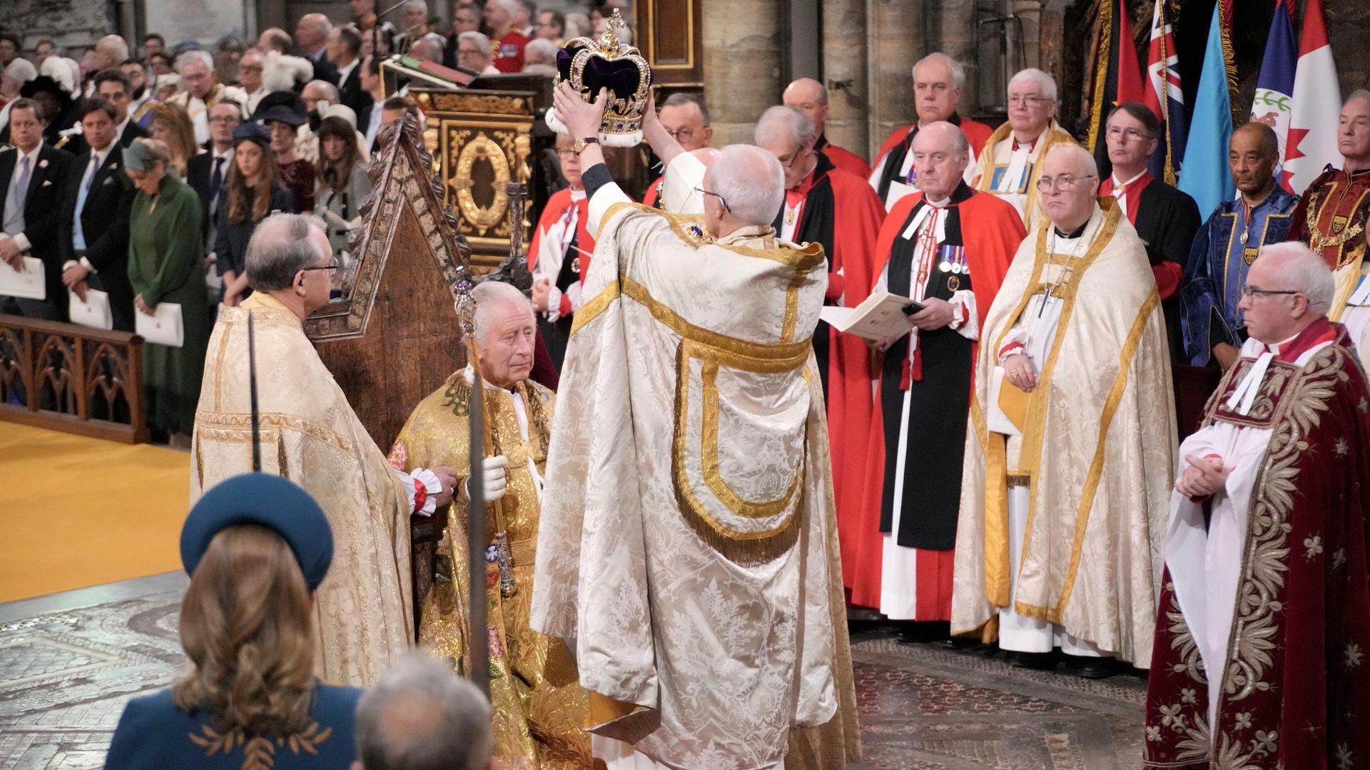 König Charles wird die Edwardskrone aufgesetzt. 