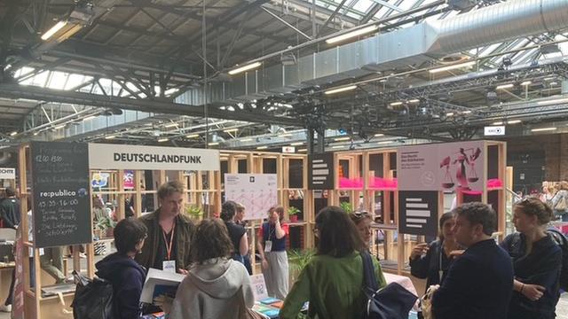 Impressionen von der re:publica Berlin 2026. Der   Messestand des Deutschlandradios bot unter dem Denkfabrik-Motto "Das Recht des Stärkeren" verschiedene Teilnahmemöglichkeiten.
