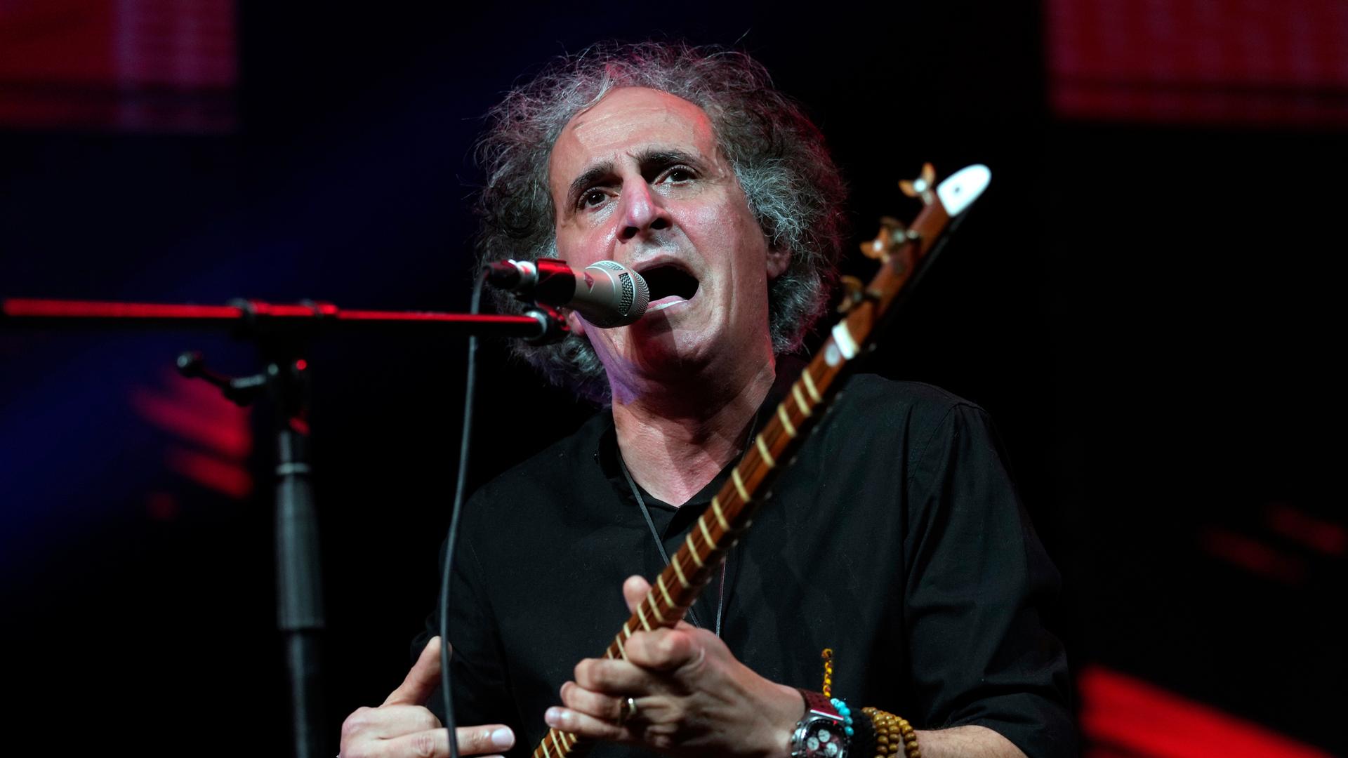 Der in den USA lebende iranische Sänger, Komponist und Musiker Mohsen Namjoo tritt mit seiner Band in der Sheikh Rashid Hall in Dubai, Vereinigte Arabische Emirate, auf. Der in den USA lebende iranische Sänger, Komponist und Musiker Mohsen Namjoo tritt mit seiner Band in der Sheikh Rashid Hall in Dubai, Vereinigte Arabische Emirate, auf.