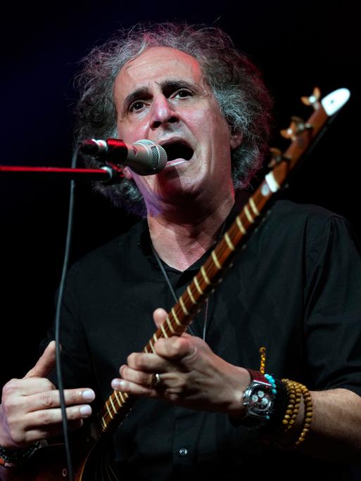 Der in den USA lebende iranische Sänger, Komponist und Musiker Mohsen Namjoo tritt mit seiner Band in der Sheikh Rashid Hall in Dubai, Vereinigte Arabische Emirate, auf. Der in den USA lebende iranische Sänger, Komponist und Musiker Mohsen Namjoo tritt mit seiner Band in der Sheikh Rashid Hall in Dubai, Vereinigte Arabische Emirate, auf.