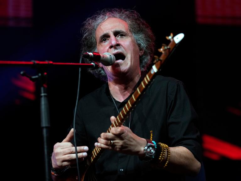 Der in den USA lebende iranische Sänger, Komponist und Musiker Mohsen Namjoo tritt mit seiner Band in der Sheikh Rashid Hall in Dubai, Vereinigte Arabische Emirate, auf. Der in den USA lebende iranische Sänger, Komponist und Musiker Mohsen Namjoo tritt mit seiner Band in der Sheikh Rashid Hall in Dubai, Vereinigte Arabische Emirate, auf.
