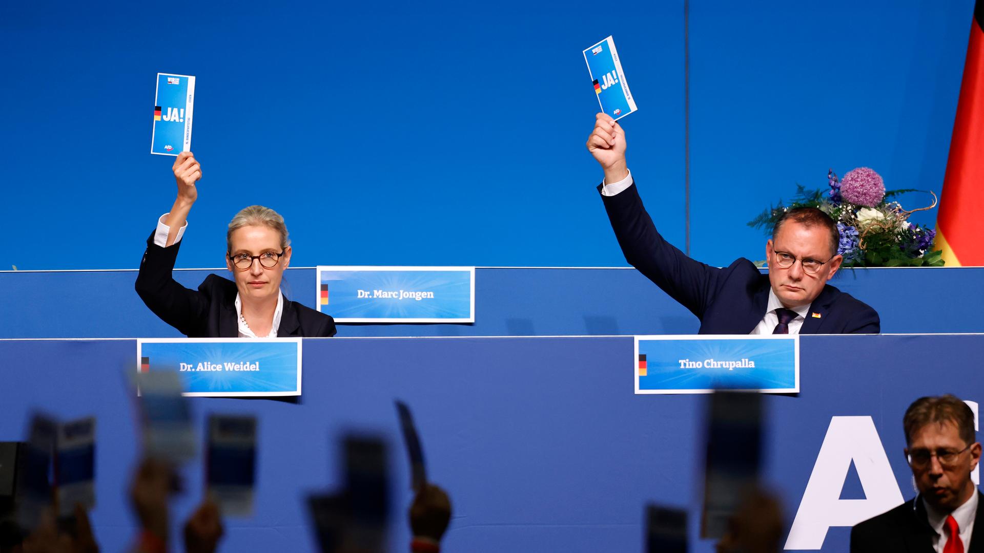 Politikerin Alice Weidel (AfD) und Politiker Tino Chrupalla (AfD) zeigen ihre Stimmkarten auf dem 15. Bundesparteitag der Alternative für Deutschland in der Grugahalle in Essen.
