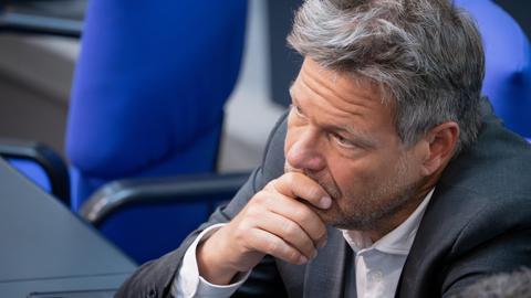 Wirtschafts- und Klimaminister Robert Habeck (Grüne) bei der 105. Sitzung des Deutschen Bundestages in Berlin.