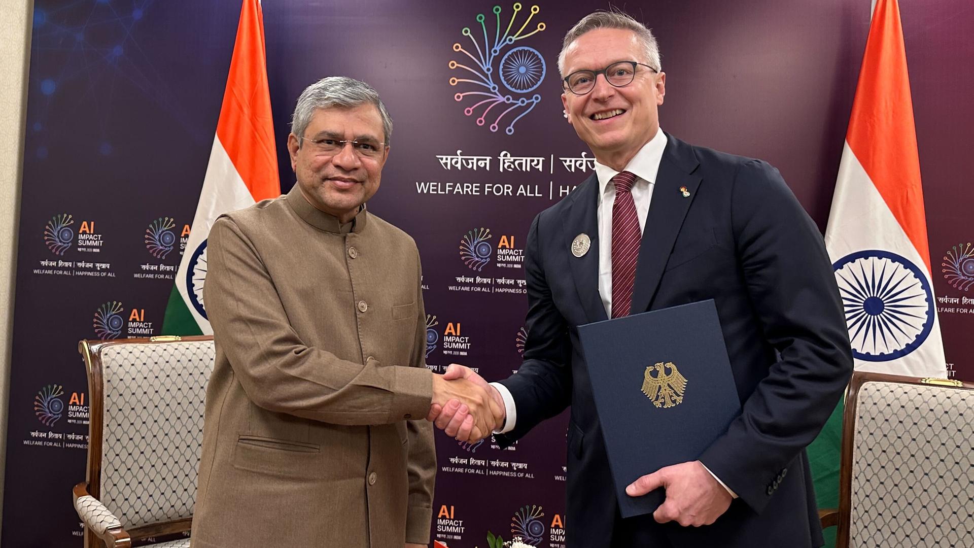Bundesdigitalminister Wildberger und sein indischer Amtskollege Vaishnaw reichen sich die Hände.