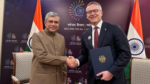Neu Delhi: Bundesdigitalminister Wildberger und sein indischer Amtskollege Vaishnaw reichen sich nach der Vereinbarung für eine stärkere Kooperation beim Thema Künstliche Intelligenz die Hände.