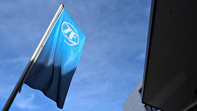Friedrichshafen: Eine Fahne mit dem Logo des Automobilzulieferers ZF weht vor der Konzernzentrale, dem ZF-Forum. 