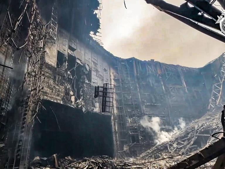 Die Trümmer der abgebrannten Crocus City Hall. 