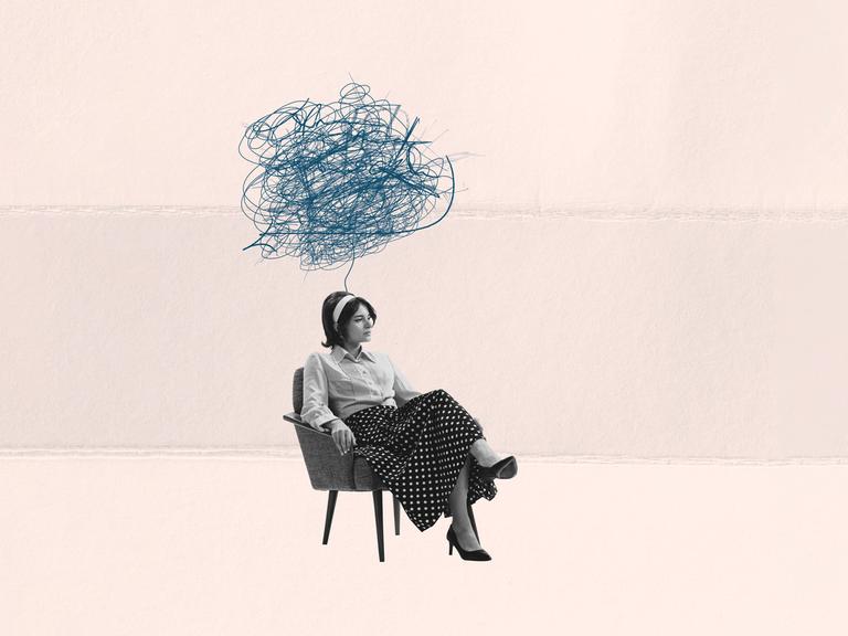 Eine Frau sitzt auf einem Stuhl, über ihr schwebt eine Wolke aus Gekritzel. Das Bild ist eine Collage.