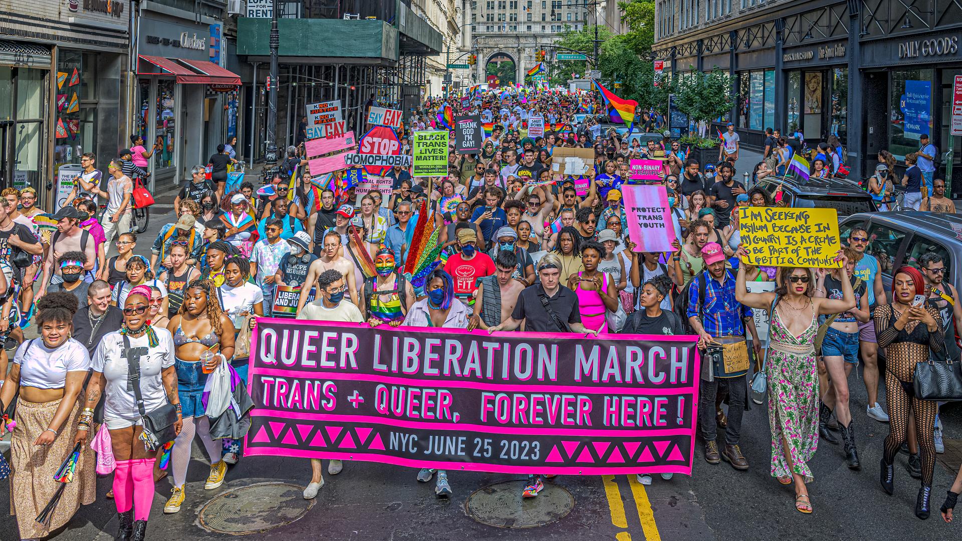 Eine Demonstration für queeres Leben im Juni 2023 in New York City. Die Protestierenden tragen Transparente und viele Farben der queeren Bewegung. Eine Demonstration für queeres Leben im Juni 2023 in New York City. Die Protestierenden tragen Transparente und viele Farben der queeren Bewegung.