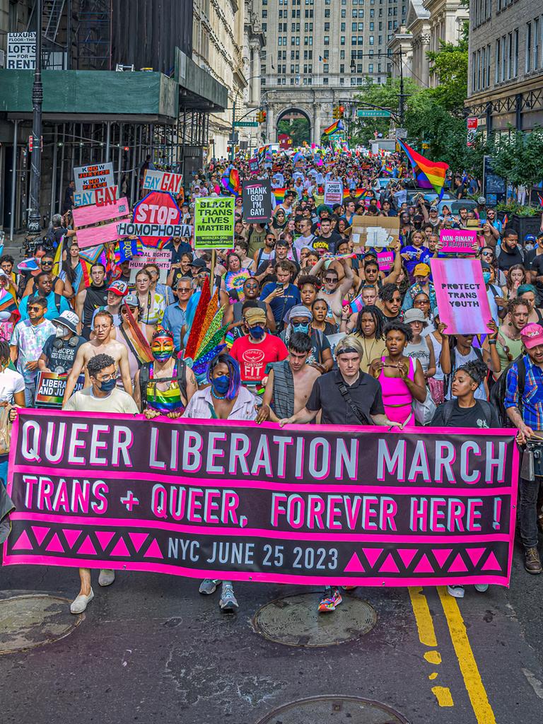 Eine Demonstration für queeres Leben im Juni 2023 in New York City. Die Protestierenden tragen Transparente und viele Farben der queeren Bewegung.