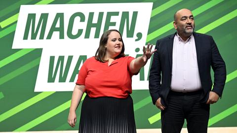 Die beiden Bundesvorsitzenden der Grünen, Ricarda Lang und Omid Nouripour, stehen nebeneinander und schauen sich die Halle der dm-arena in Karlsruhe vor Beginn an.