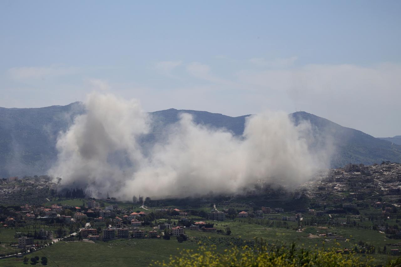 Nach Explosionen im südlibanesischen Ort Khiam steigen Rauchwolken auf