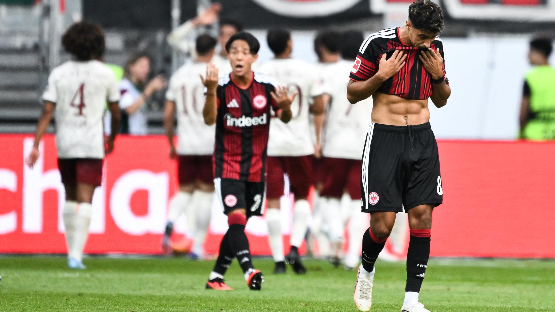 Fares Chaibi (r, Eintracht Frankfurt) reagiert auf den Rückstand von Eintracht Frankfurt. Fares Chaibi (r, Eintracht Frankfurt) reagiert auf den Rückstand von Eintracht Frankfurt.