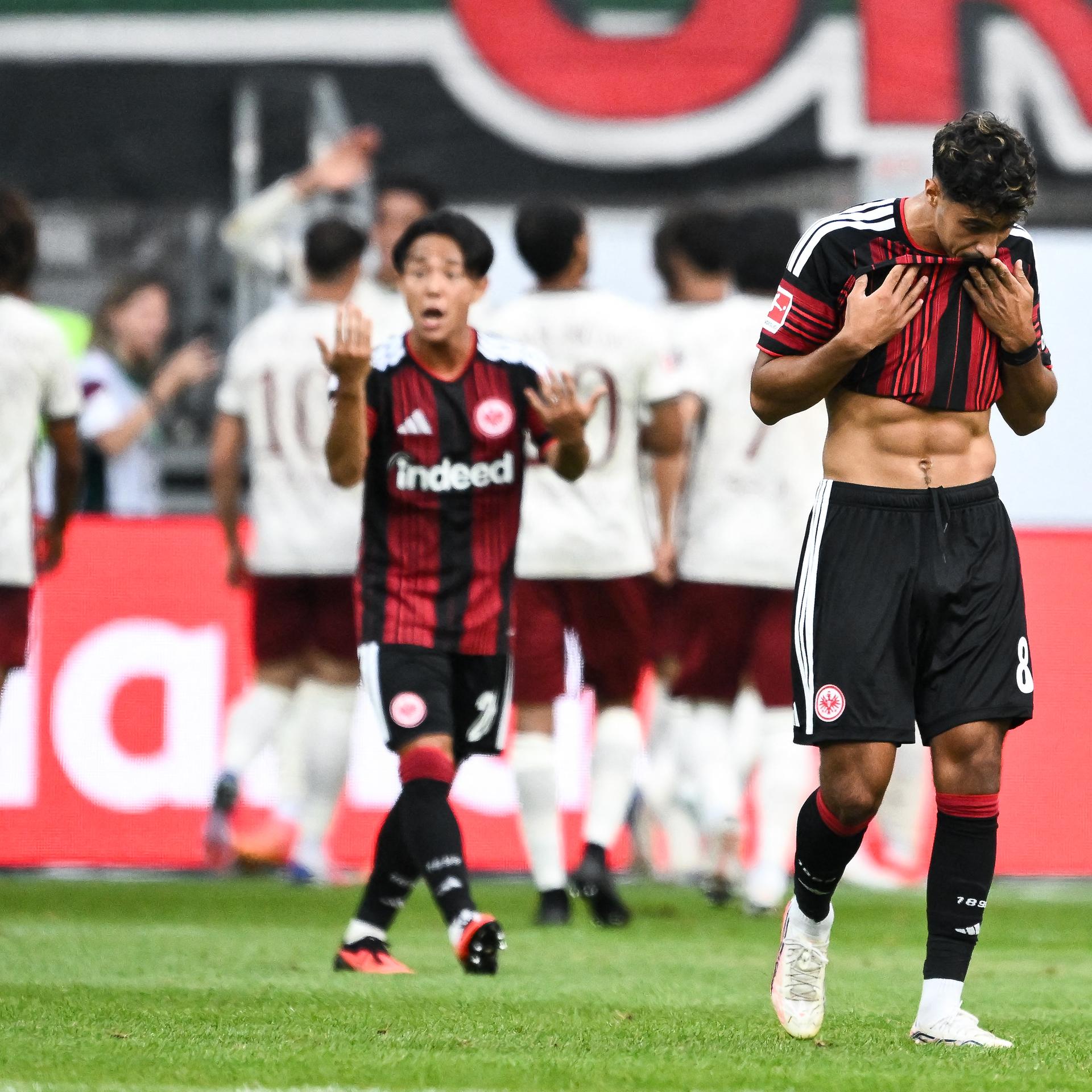 Fares Chaibi (r, Eintracht Frankfurt) reagiert auf den Rückstand von Eintracht Frankfurt.