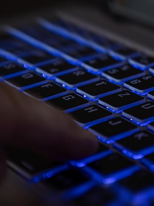 Ein Finger auf der Tastatur eines Laptops in dunkler Umgebung als Symbolbild für einen Hackerangriff. Ein Finger auf der Tastatur eines Laptops in dunkler Umgebung als Symbolbild für einen Hackerangriff.