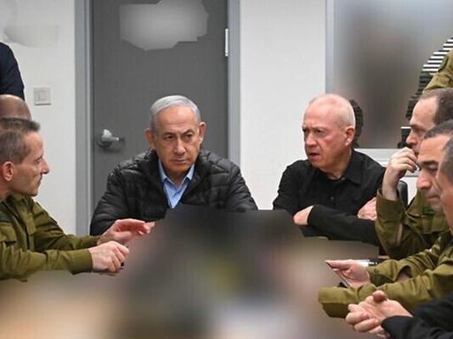 Israels Premierminister Benjamin Netanjahu, Verteidigungsminister Yoav Galant und hochrangige Militäroffiziere beraten bei einem Treffen im Hauptquartier der Streitkräfte in Tel Aviv.