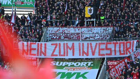 Proteste bei der Bundesliga-Begegnung zwischen dem FC Augsburg und Bayern München. Fans halten ein Banner in die Höhe. Darauf steht: "Nein zum investor".