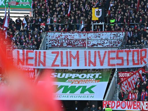 Proteste bei der Bundesliga-Begegnung zwischen dem FC Augsburg und Bayern München.