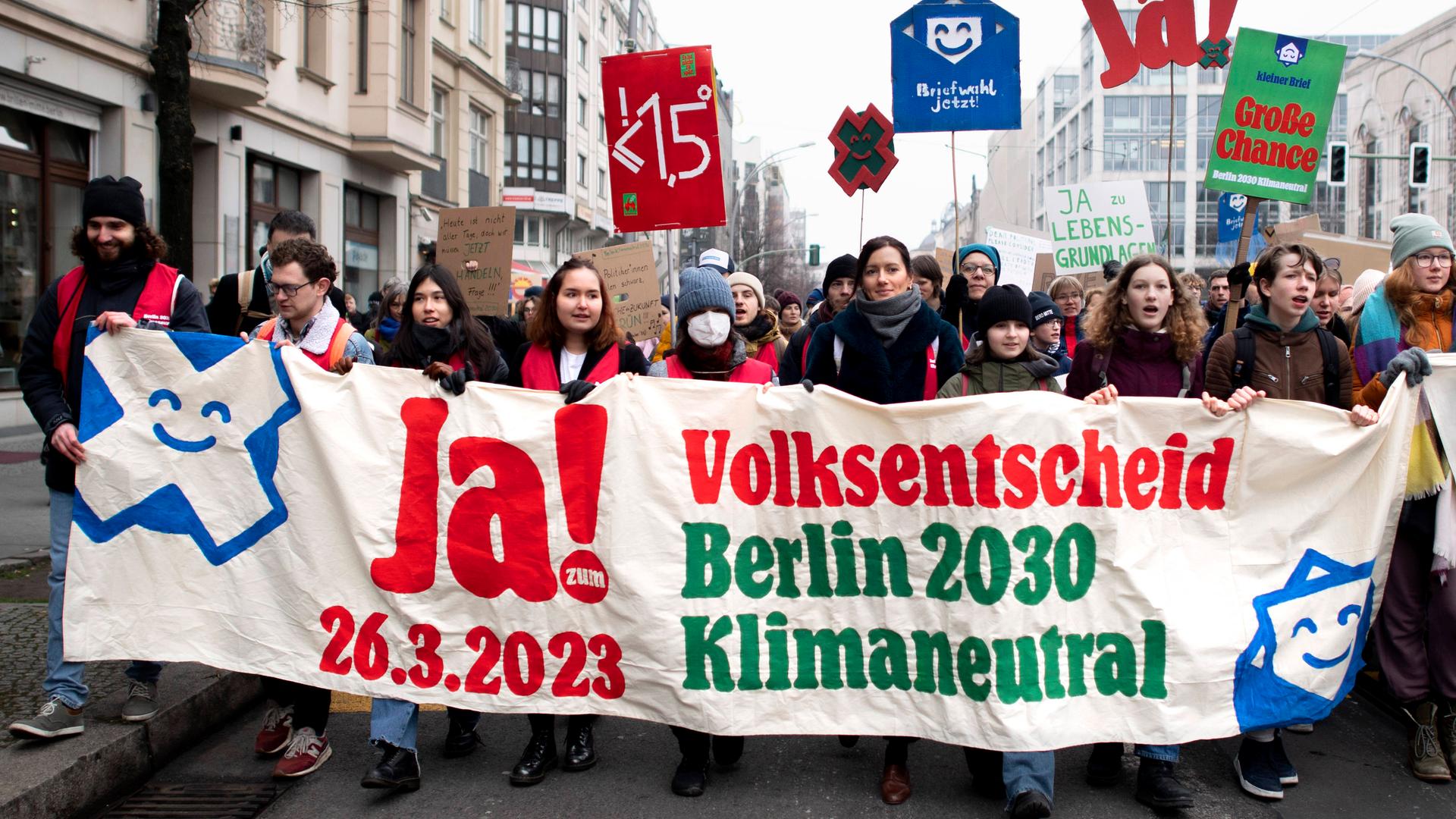 Umweltaktivistinnen und -aktivisten demonstrieren in Berlin für mehr Klimaschutz. Auf einem Transparent fordern sie die Bevölkerung auf, beim Volksentscheid "Berlin 2030 klimaneutral" für "Ja" zu stimmen.
