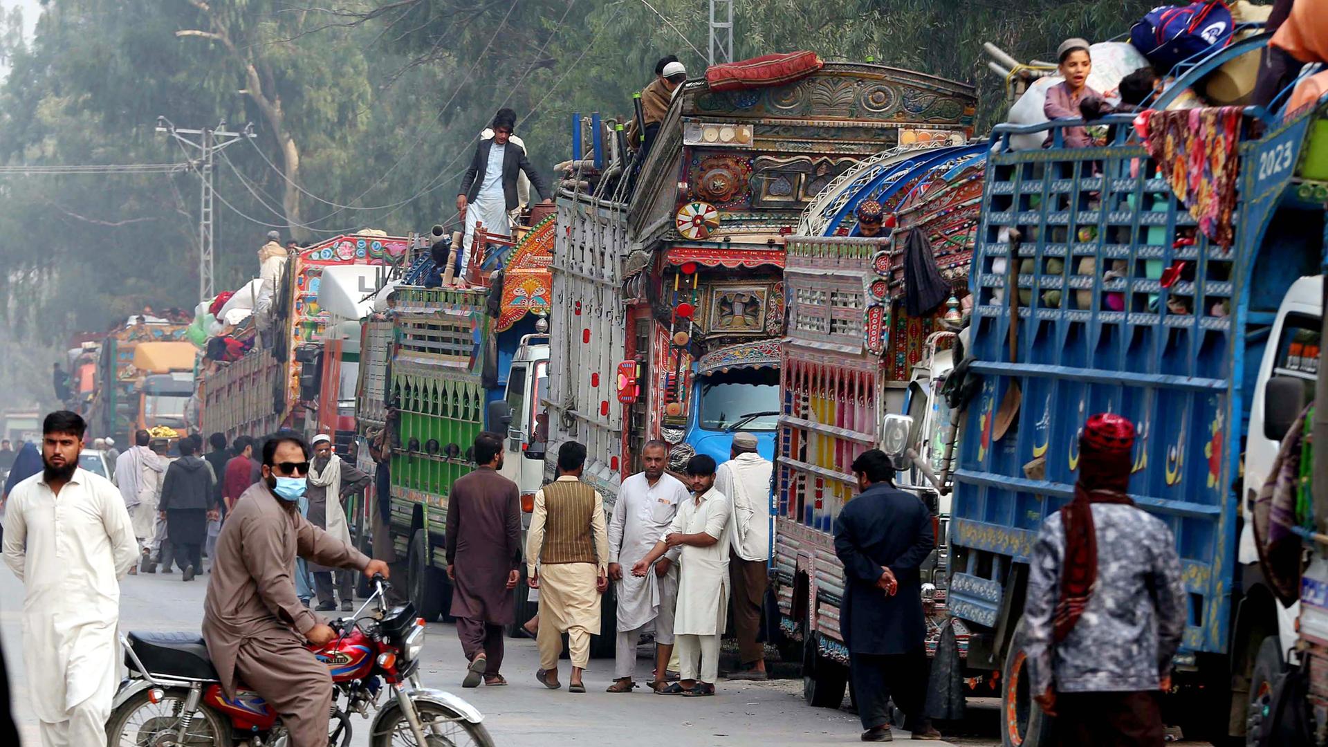 Flüchtlinge warten am Rande des nordwestlichen pakistanischen Peshawar auf ihre Rückkehr nach Afghanistan Flüchtlinge warten am Rande des nordwestlichen pakistanischen Peshawar auf ihre Rückkehr nach Afghanistan