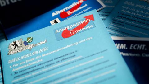 Eine Wahlkampfbroschüre der AfD für die Abgeordnetenhauswahl in Berlin Marzahn-Hellersdorf in den Sprachen Deutsch und Russisch.