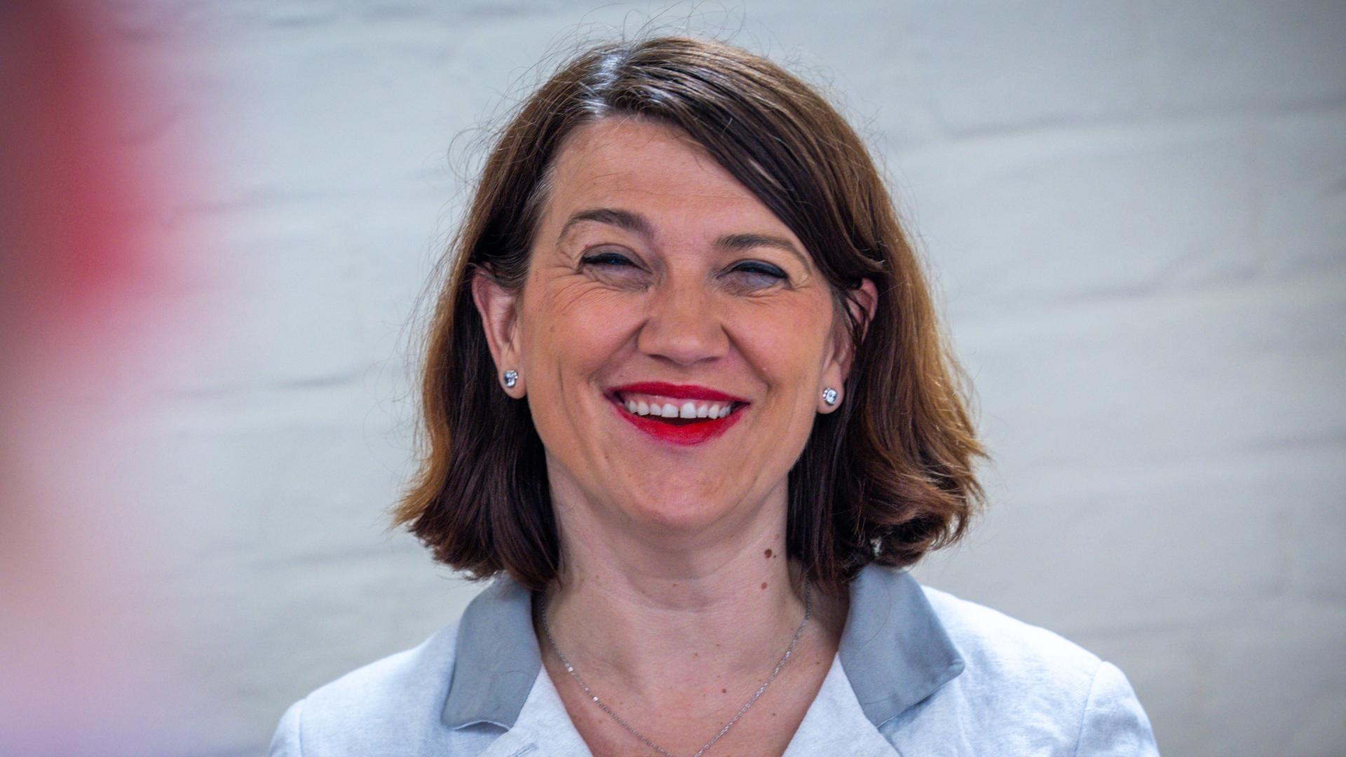 Mecklenburg-Vorpommern, Wismar: Jacqueline Bernhardt (Die Linke), die Justizministerin von Mecklenburg-Vorpommern, lächelt in die Kamera. 