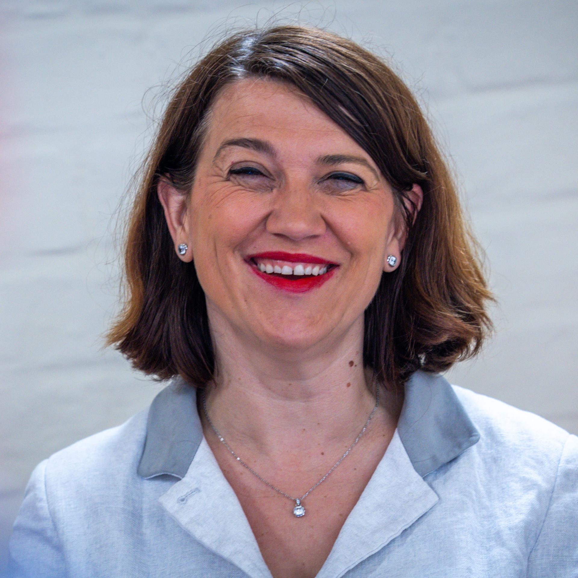 Mecklenburg-Vorpommern, Wismar: Jacqueline Bernhardt (Die Linke), die Justizministerin von Mecklenburg-Vorpommern, lächelt in die Kamera. 