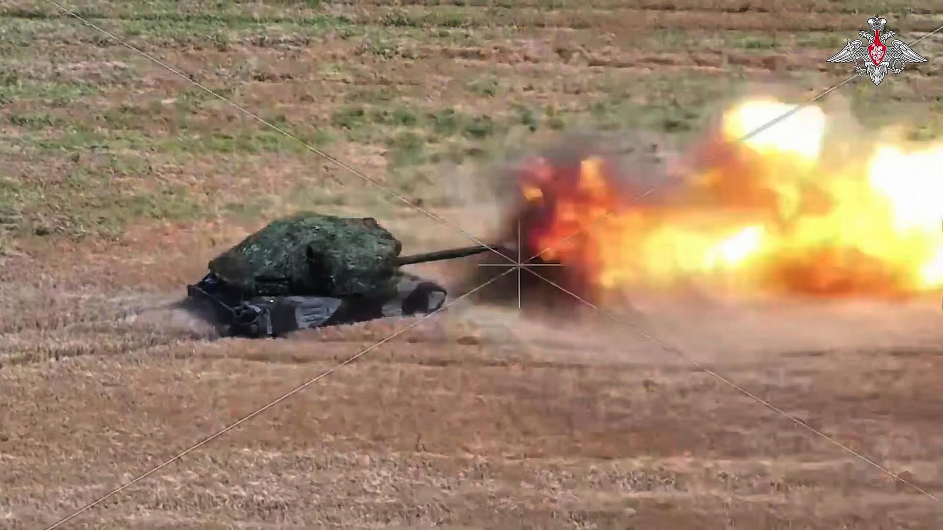 Auf diesem Foto aus einem vom Pressedienst des russischen Verteidigungsministeriums verbreiteten Video feuert ein russischer T-80BVM-Panzer auf ukrainische Stellungen an einem ungenannten Ort in der Ukraine. Auf diesem Foto aus einem vom Pressedienst des russischen Verteidigungsministeriums verbreiteten Video feuert ein russischer T-80BVM-Panzer auf ukrainische Stellungen an einem ungenannten Ort in der Ukraine.