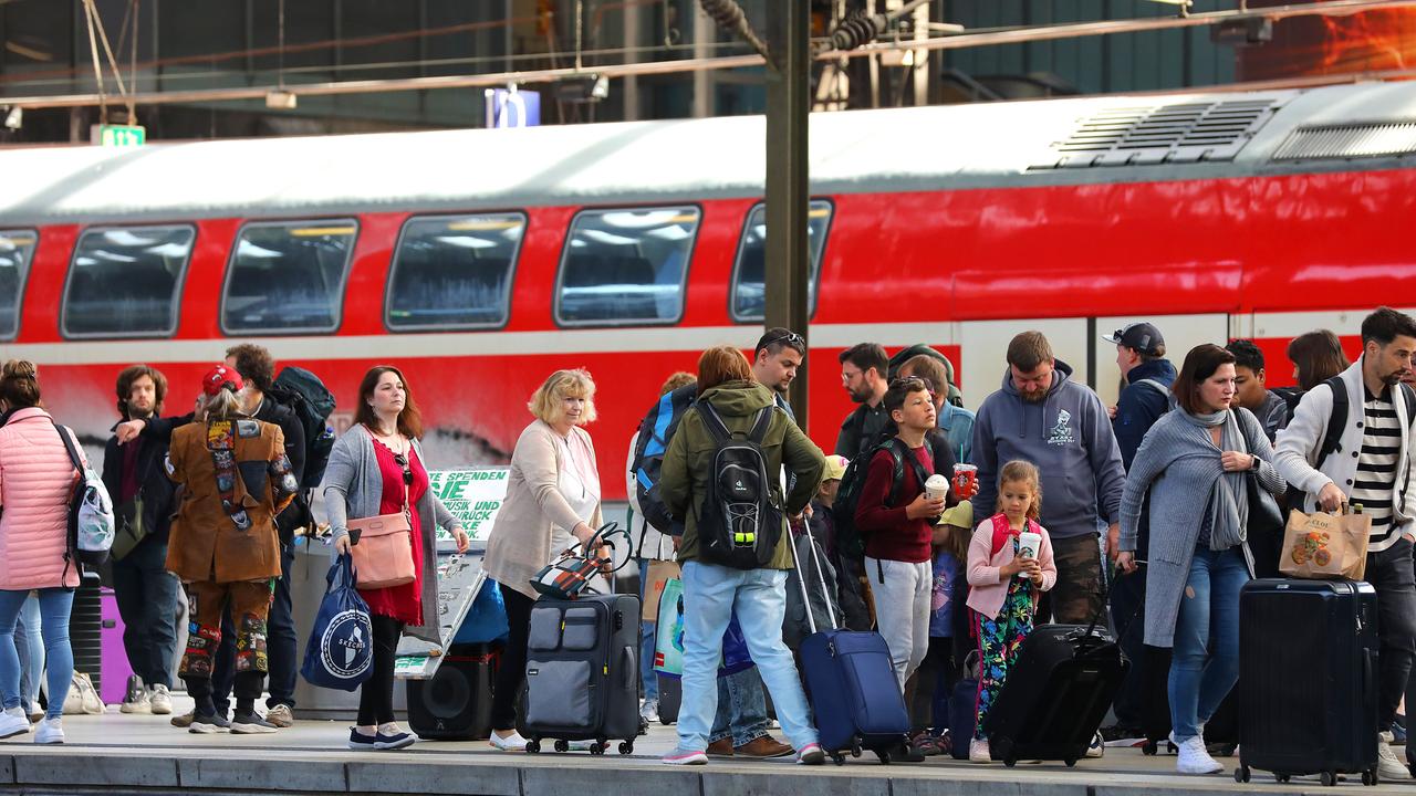 Fahrgäste warten am Hamburger Hauptbahnhof auf ihren Zug. Das Reiseaufkommen ist hoch.