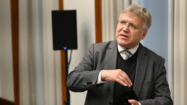 Stephan Bröchler, Landeswahlleiter, spricht auf einer Pressekonferenz des Berliner Senats.