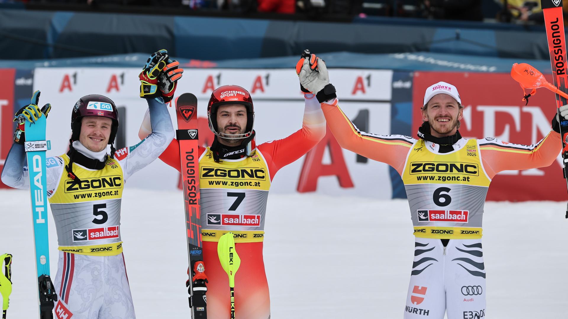 Linus Strasser (re.) feiert seine Bronzemedaille im Slalom neben Weltmeister Loic Meillard (Mi.) und Atle Lie McGrath (li.)