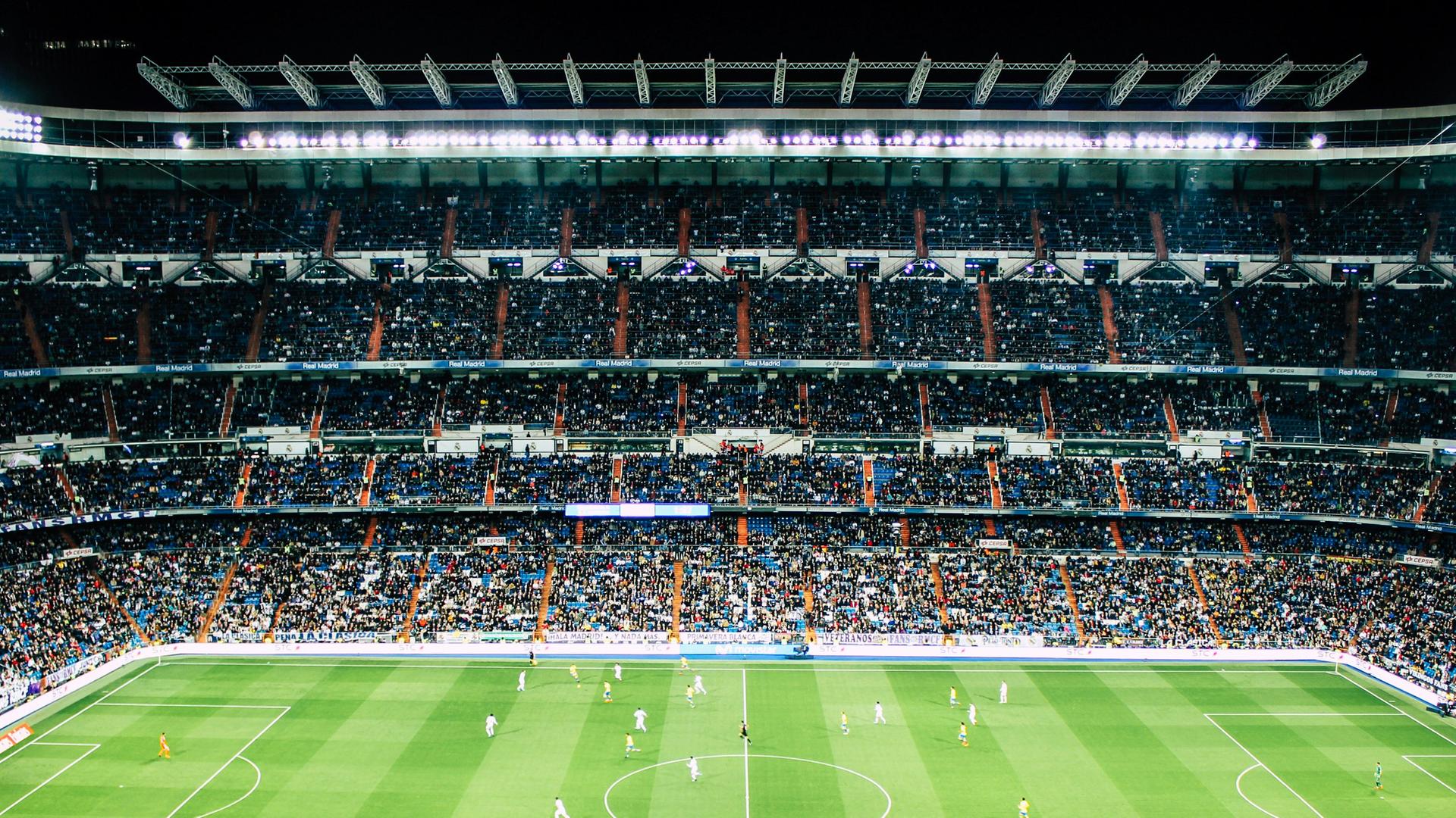 Blick auf gefüllte Ränge eines gefüllten Fussballstadions während eines Spieles.