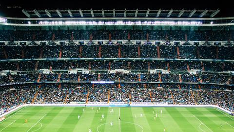 Blick auf gefüllte Ränge eines gefüllten Fussballstadions während eines Spieles.