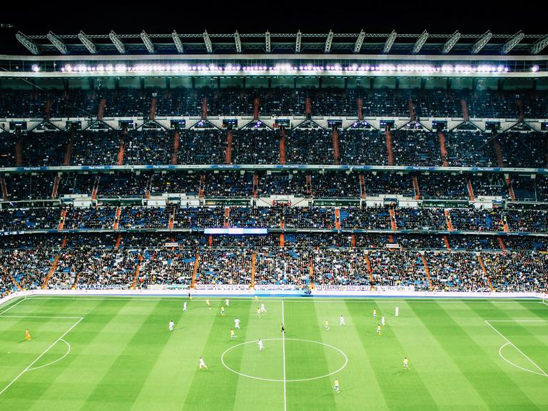 Blick auf gefüllte Ränge eines gefüllten Fussballstadions während eines Spieles.