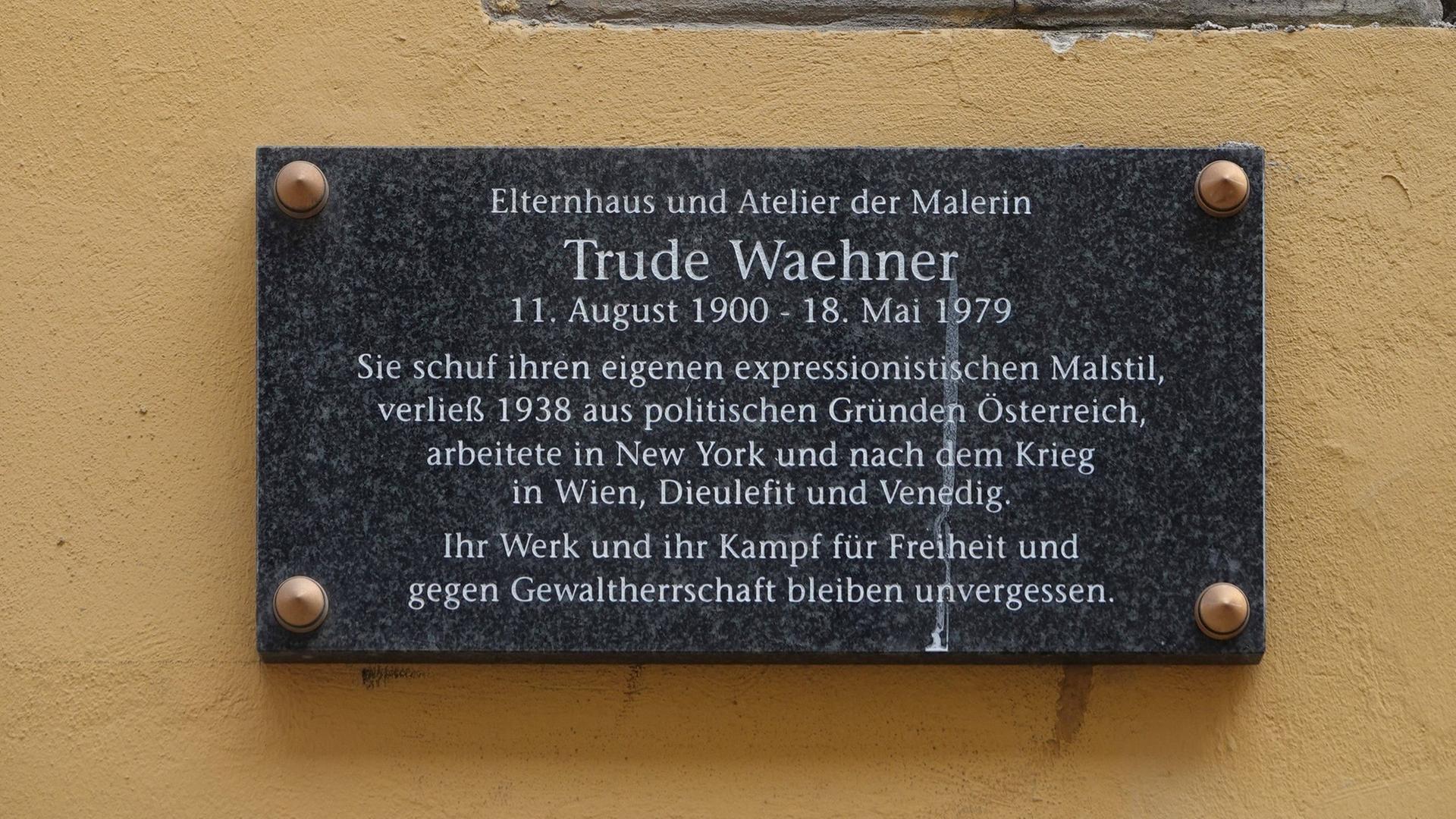 An der Fassade des Hauses Buchfeldgasse 6 in der österreichischen Hauptstadt Wien ist eine Gedenktafel für die Malerin Trude Waehner zu sehen.