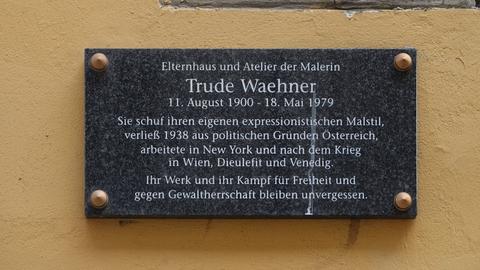 An der Fassade des Hauses Buchfeldgasse 6 in der österreichischen Hauptstadt Wien ist eine Gedenktafel für die Malerin Trude Waehner zu sehen.