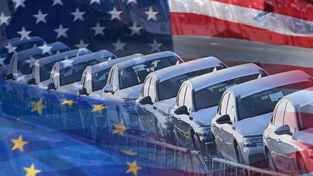 Fotomontage aus der europäischen und der us-amerikanischen Flagge, dazwischen mehrere Autos.