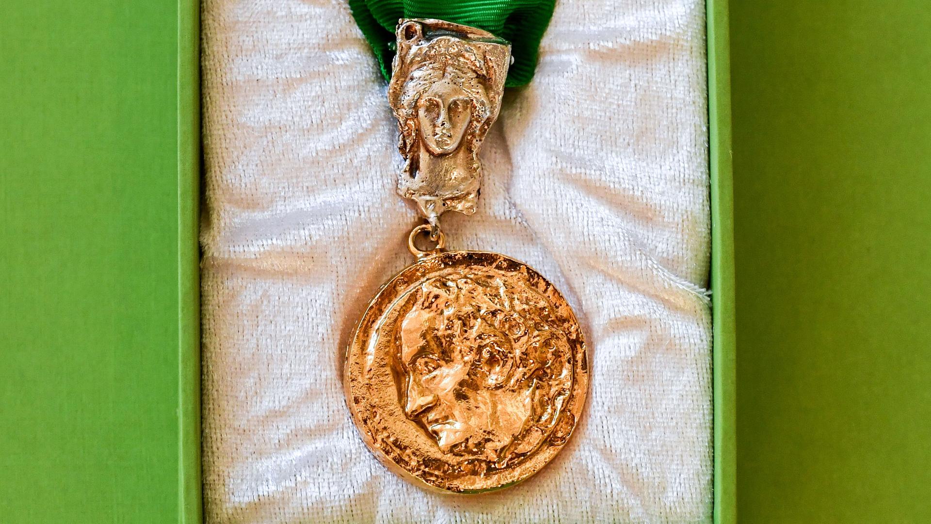 Thüringen, Weimar: Die Goethe-Medaille des Goethe-Instituts. Das Institut verleiht das offizielle Ehrenzeichen der Bundesrepublik Deutschland jedes Jahr an Persönlichkeiten, die sich in besonderer Weise für den internationalen Kulturaustausch eingesetzt haben.