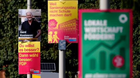 Wahlplakate zur Kommunalwahl 2025 in Nordrhein-Westfalen hängen in Frechen bei Köln. Zu sehen sind Plakate der Grünen, der FDP, der CDU und der Freien Wähler. 