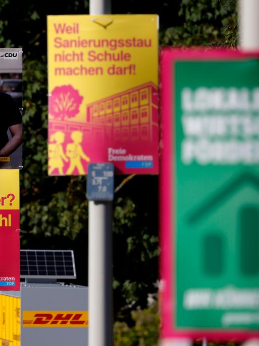Wahlplakate zur Kommunalwahl 2025 in Nordrhein-Westfalen hängen in Frechen bei Köln. Zu sehen sind Plakate der Grünen, der FDP, der CDU und der Freien Wähler.  Wahlplakate zur Kommunalwahl 2025 in Nordrhein-Westfalen hängen in Frechen bei Köln. Zu sehen sind Plakate der Grünen, der FDP, der CDU und der Freien Wähler.
