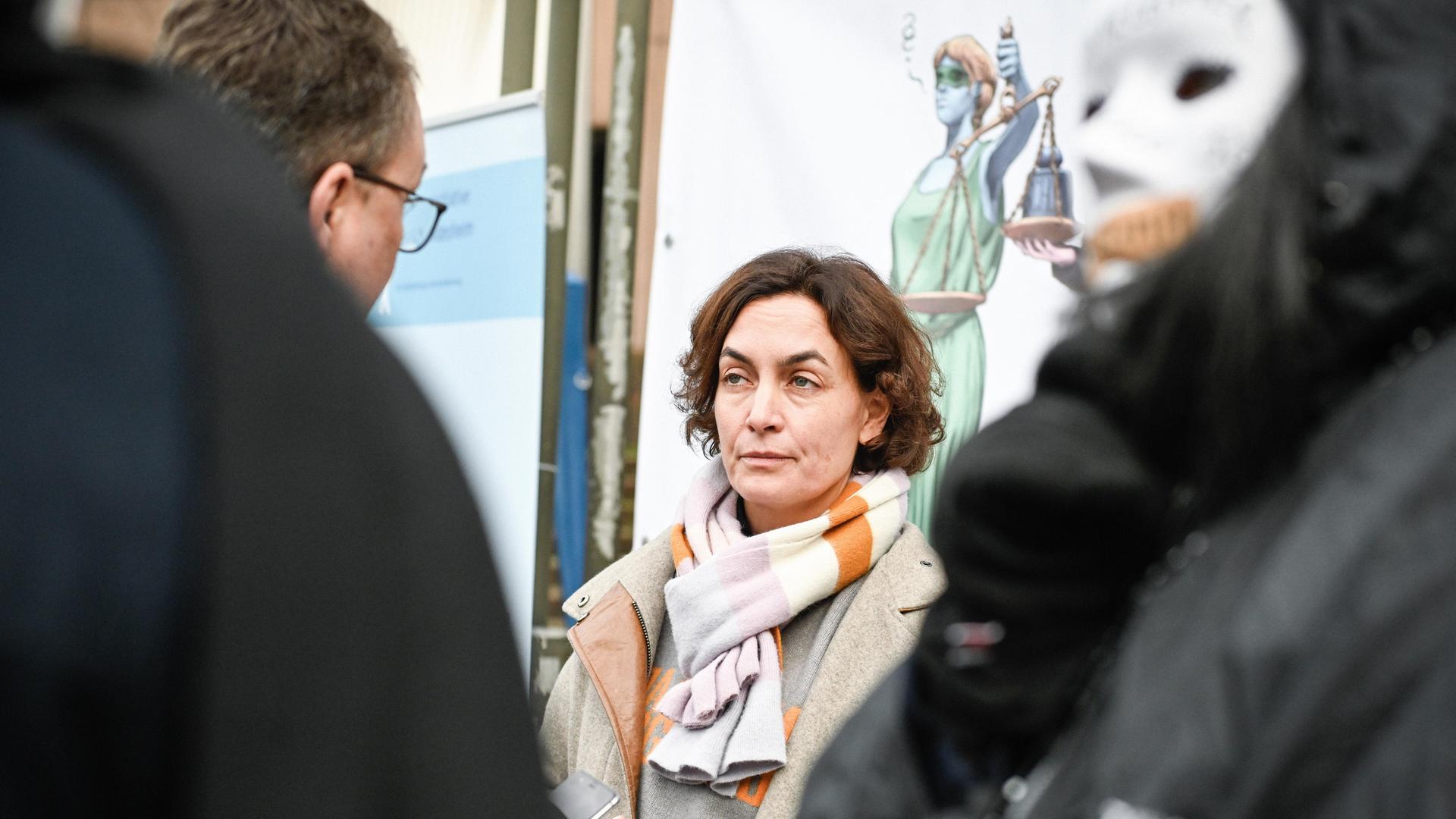 Maria Mesrian, Theologin und Sprecherin der kirchlichen Reforminitiative Maria 2.0 spricht mit Demonstranten vor dem Kölner Landgericht während der Protestaktion gegen den Umgang der Kirche mit sexuellem Missbrauch am 18. Januar 2022 in Köln.