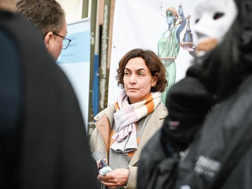 Maria Mesrian, Theologin und Sprecherin der kirchlichen Reforminitiative Maria 2.0 spricht mit Demonstranten vor dem Kölner Landgericht während der Protestaktion gegen den Umgang der Kirche mit sexuellem Missbrauch am 18. Januar 2022 in Köln.