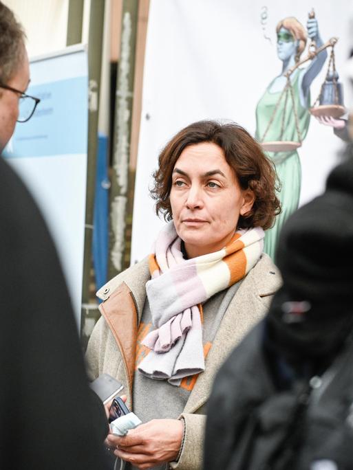 Maria Mesrian, Theologin und Sprecherin der kirchlichen Reforminitiative Maria 2.0 spricht mit Demonstranten vor dem Kölner Landgericht während der Protestaktion gegen den Umgang der Kirche mit sexuellem Missbrauch am 18. Januar 2022 in Köln.