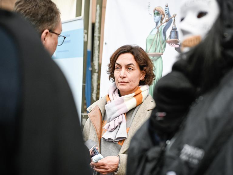 Maria Mesrian, Theologin und Sprecherin der kirchlichen Reforminitiative Maria 2.0 spricht mit Demonstranten vor dem Kölner Landgericht während der Protestaktion gegen den Umgang der Kirche mit sexuellem Missbrauch am 18. Januar 2022 in Köln.