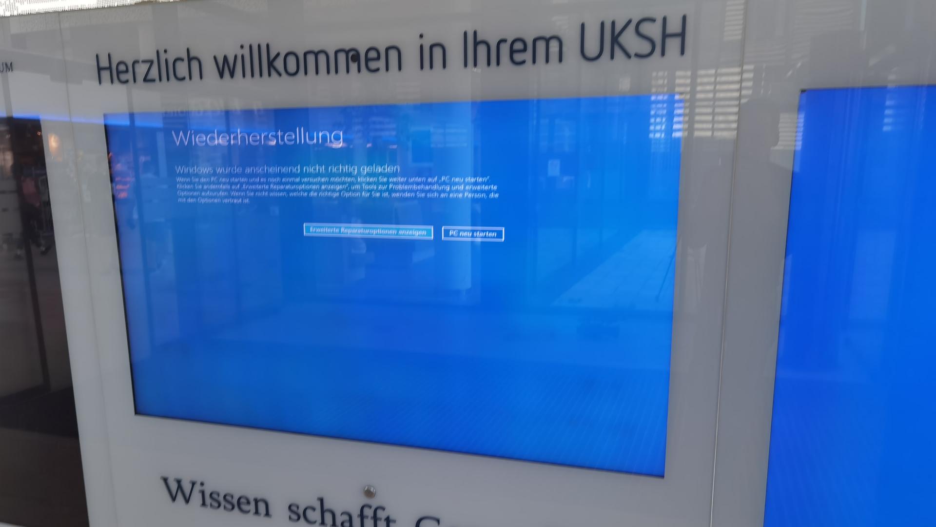 Auf einem Bildschirm im Universitätsklinikum Schleswig-Holstein in Lübeck steht, das es eine Windows-Störung gibt. Auf einem Bildschirm im Universitätsklinikum Schleswig-Holstein in Lübeck steht, das es eine Windows-Störung gibt.