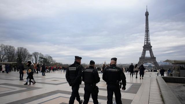 Französische Polizisten patrouillieren auf dem Trocadero-Platz in der Nähe des Eiffelturms in Paris, nachdem ein Mann am späten Samstagabend Passanten angriff, einen deutschen Touristen mit einem Messer tötete und zwei weitere verletzte