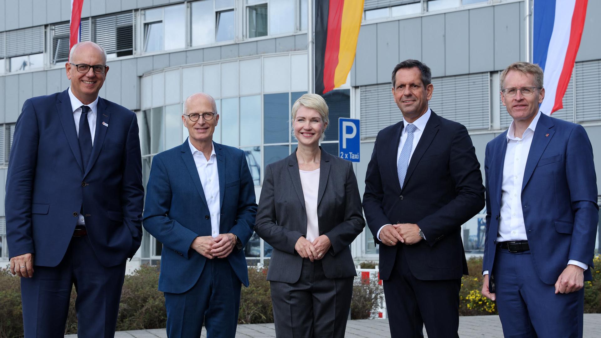 Andreas Bovenschulte (SPD) (l-r), Peter Tschentscher (SPD), Manuela Schwesig (SPD), Olaf Lies (SPD), und Daniel Günther (CDU), stehen im Seehafen Rostock beim Kranwerk von Liebherr. Andreas Bovenschulte (SPD) (l-r), Peter Tschentscher (SPD), Manuela Schwesig (SPD), Olaf Lies (SPD), und Daniel Günther (CDU), stehen im Seehafen Rostock beim Kranwerk von Liebherr.