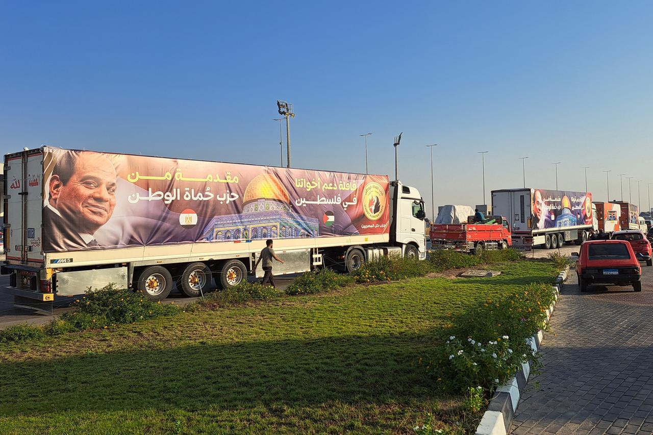 Vor dem Grenzübergang Rafah stehen viele Lkw mit Hilfsgütern auf ägyptischer Seite. 