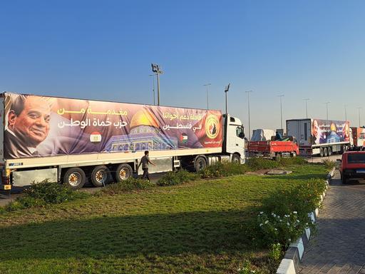 Vor dem Grenzübergang Rafah stehen viele Lkw mit Hilfsgütern auf ägyptischer Seite.
