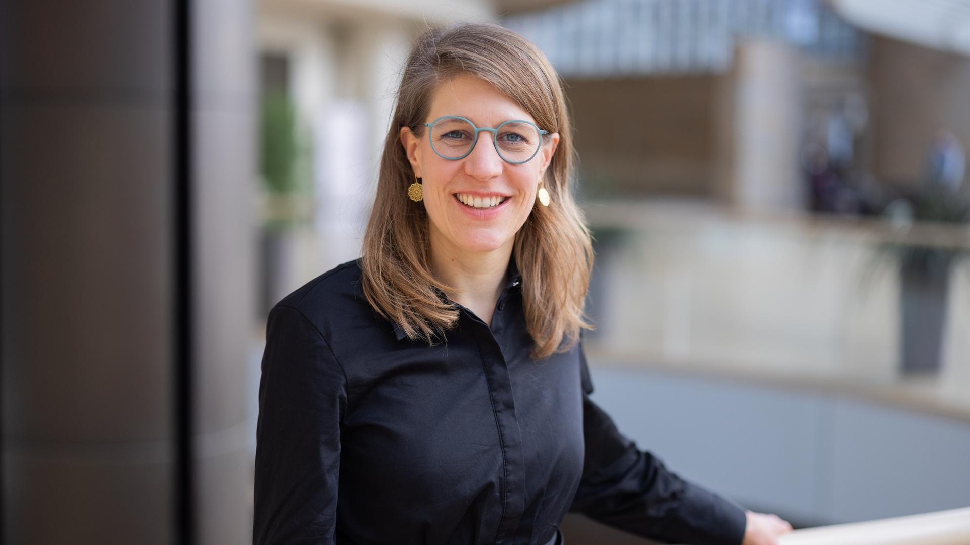 Das Bild zeigt NRW-Familienministerin Verena Schäffer von Bündnis 90/Die Grünen in der Wandelhalle im Landtag.
